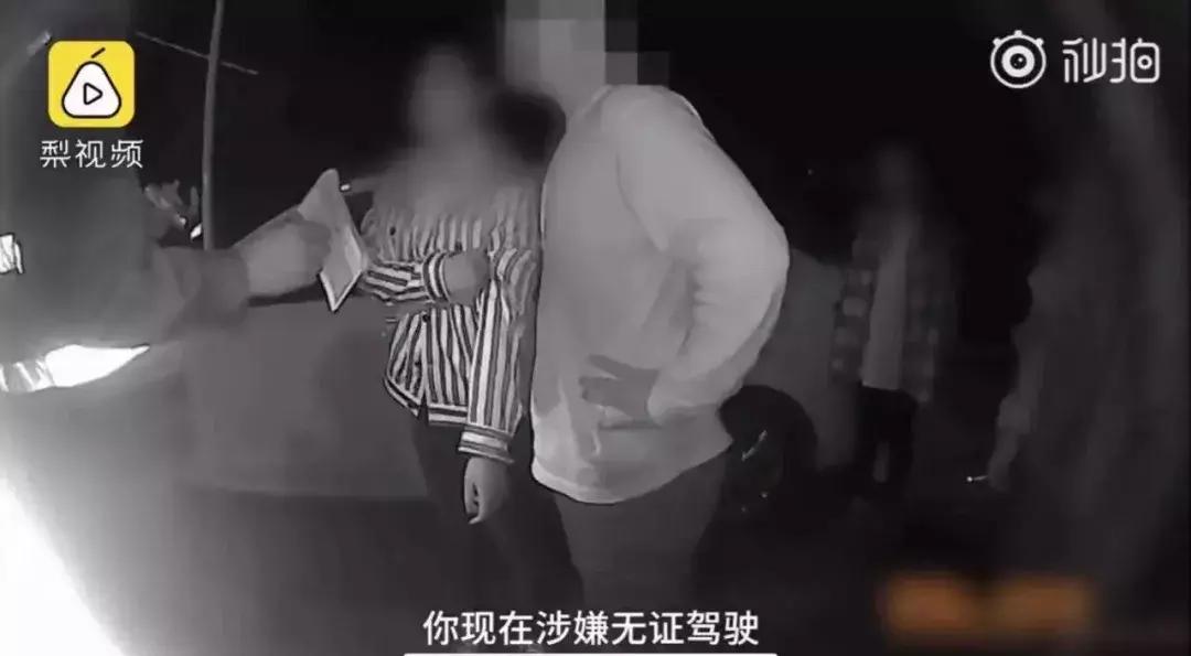 男子开车在路上遛马,男子开车在路上溜马