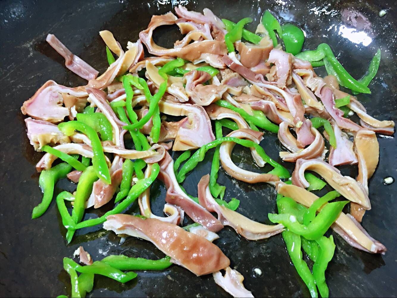 为什么猪肚煮出来很干,为什么猪肚要先炒一下再煮