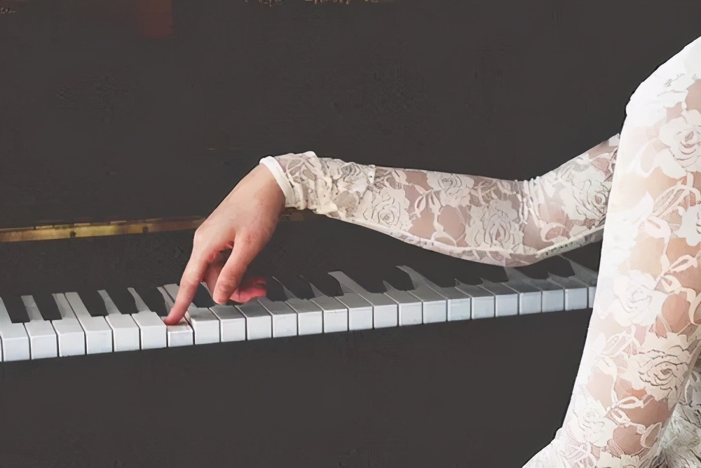 钢琴凳原装的好还是升降的好,如何选择一台好钢琴