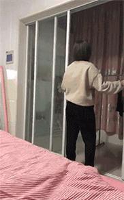 搞笑gif铁砂掌,铁砂掌传人一掌劈开十块砖头