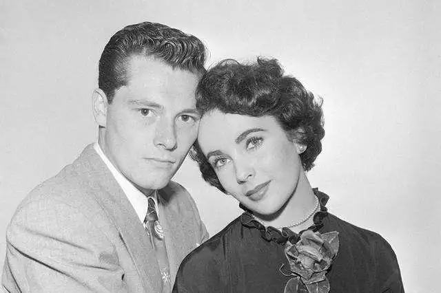 伊丽莎白泰勒去世时儿女在身边吗,伊丽莎白泰勒为什么离婚两次