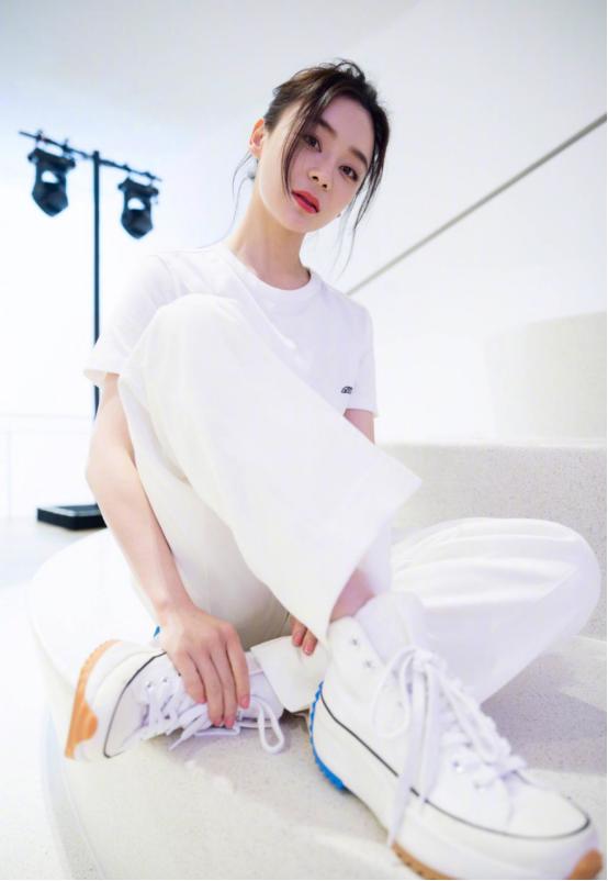 袁姗姗最近也太有元气了！白色短款上衣搭配运动裤，尽显优秀身材