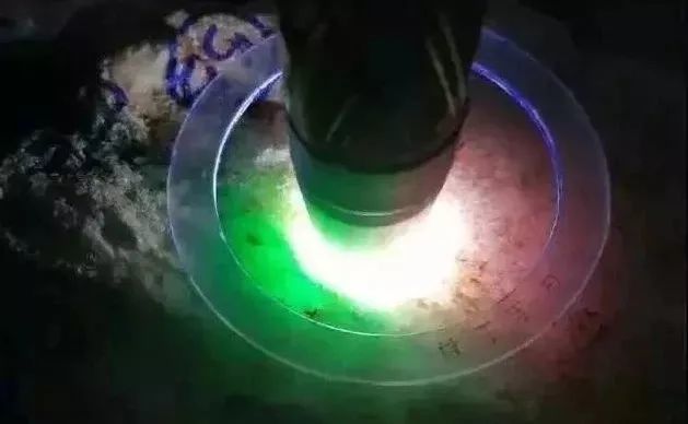 赌石为什么有十赌九输,花两万买的翡翠是不是真的