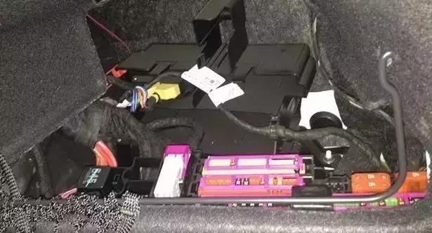 奥迪a6lc6保险盒示意图,奥迪a6lc72.0t前保险盒