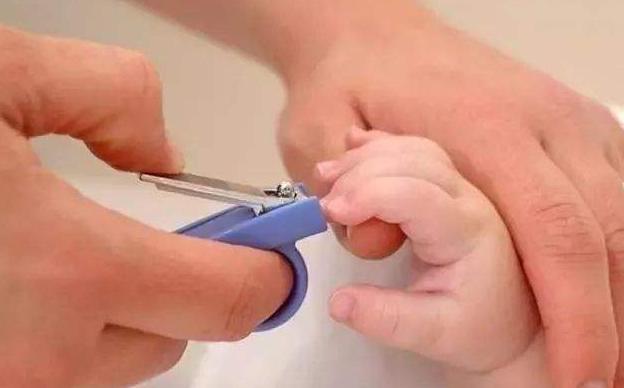 宝宝总是挠屁股挠腿怎么办,宝宝总是挠屁股是不是有虫