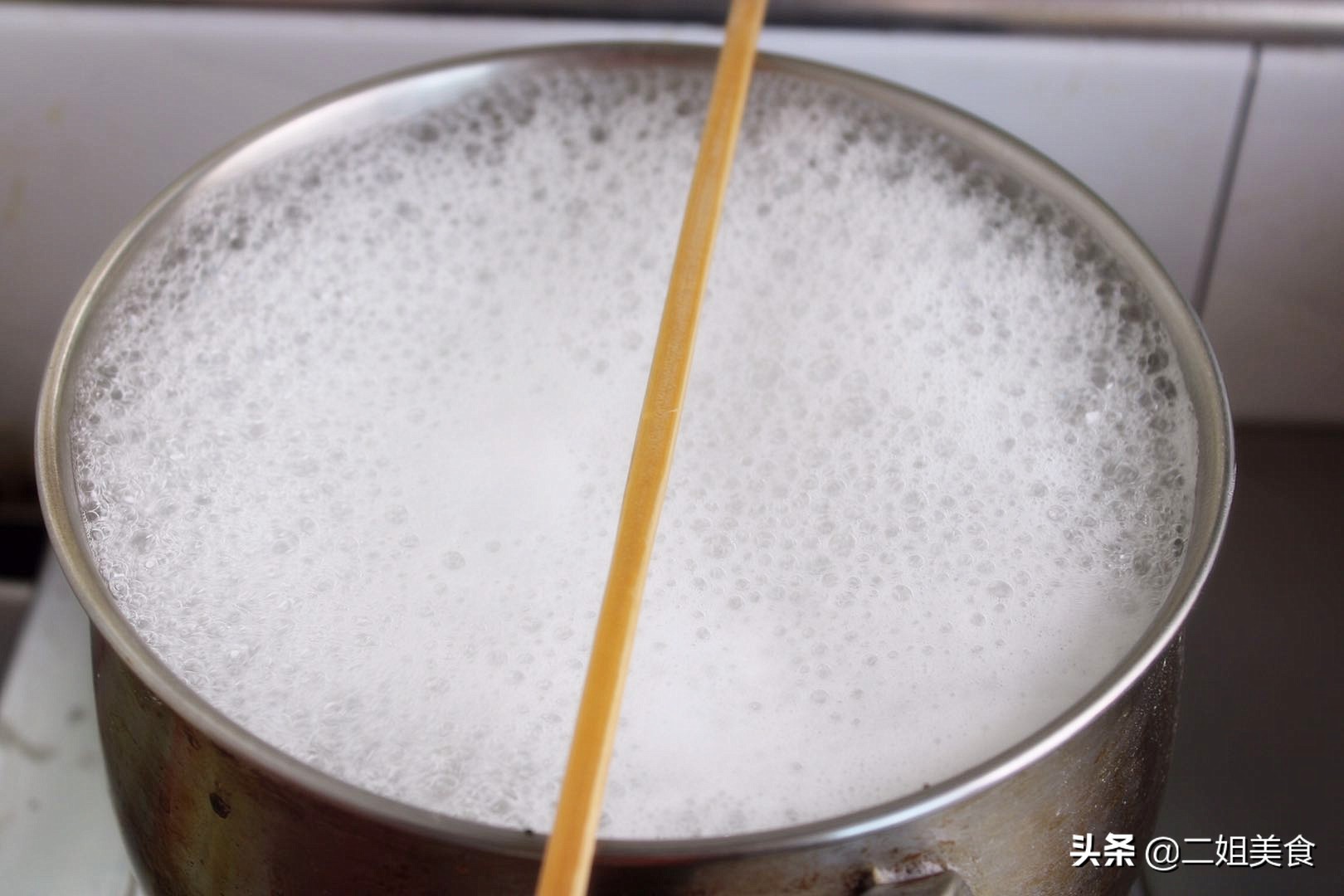 面条如何煮出来不粘锅,煮面条如何防止汤溢出来