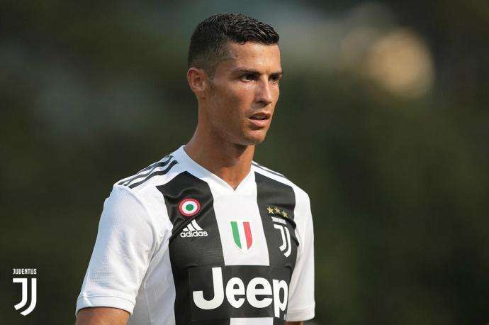 三人相撞,C罗不惧受伤,这样一个“硬汉”C罗,依然让人又爱又恨