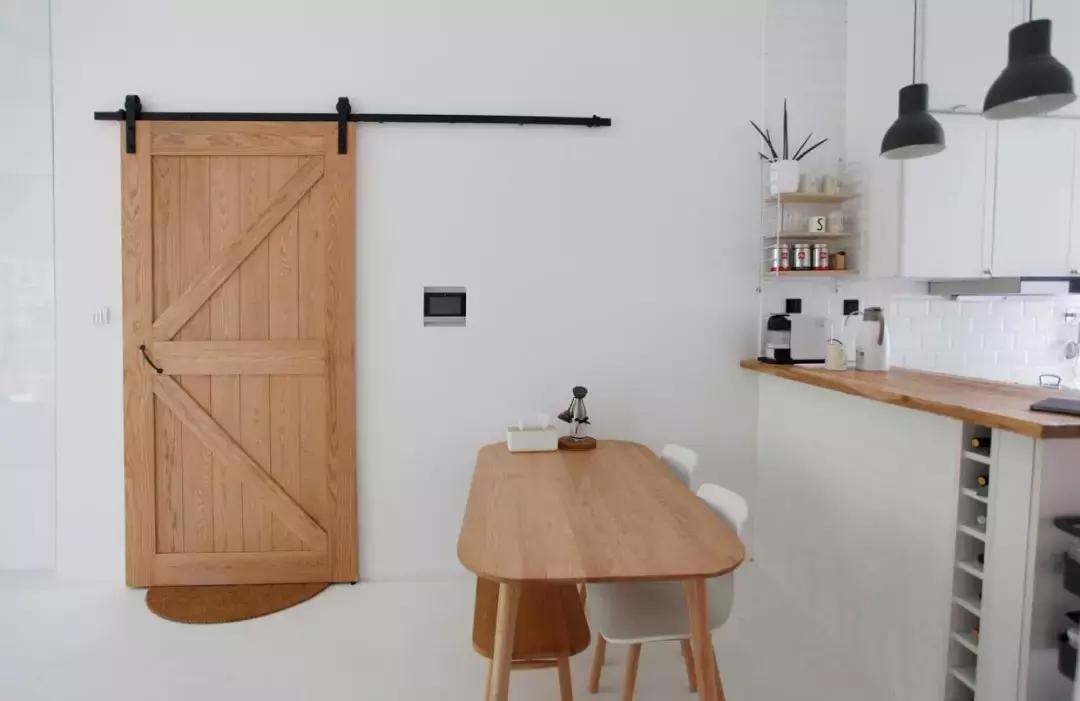 为了女儿买76㎡学区房，改造后竟被隔出8间房！客厅就有40㎡