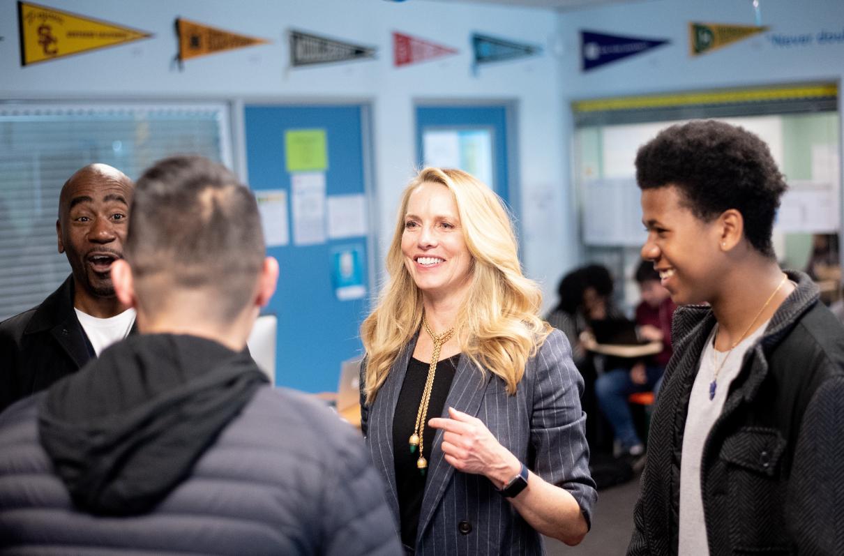 裸捐250亿美元揭露富豪最大的阴谋,乔布斯遗孀裸捐250亿美元给谁