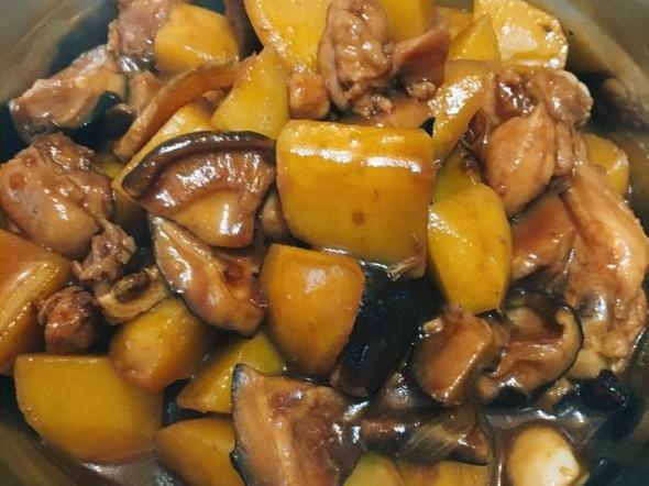 香菇青椒炒鸡腿肉的做法,青椒五花肉炒鸡肉家常做法