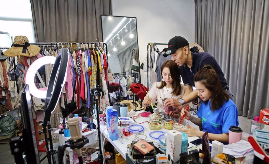 宝妈在家直播带货赚了200万,90后辣妈直播