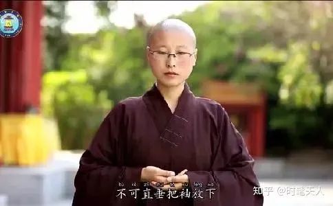 “佛媛”炫富摆拍，露大腿逛寺庙，袈裟也藏不住狐狸的尾巴