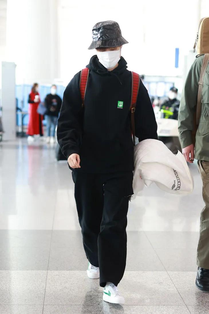 明星们脚上的球鞋，悄悄变贵了