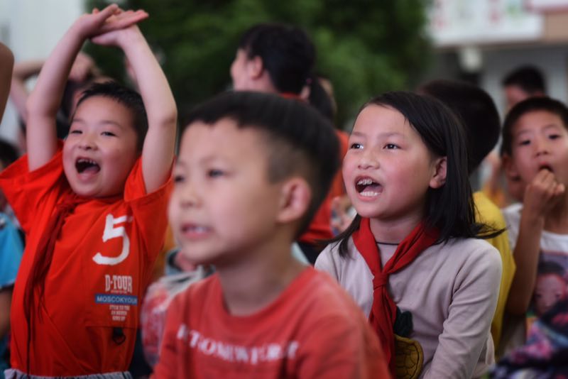 当从未进过影院的山里娃遇见露天电影，duang