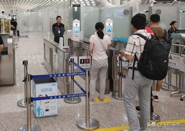 两男子飞机上吸烟被拘,两男子在飞机上吸烟被拘留