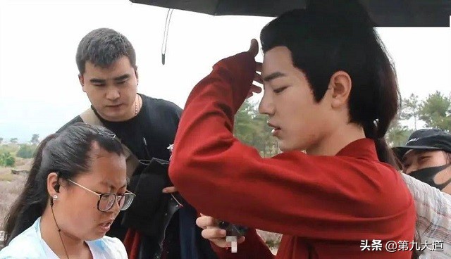 下水塘、被拖拽、被倒吊,发生在片场的这些事,肖战没有一句怨言