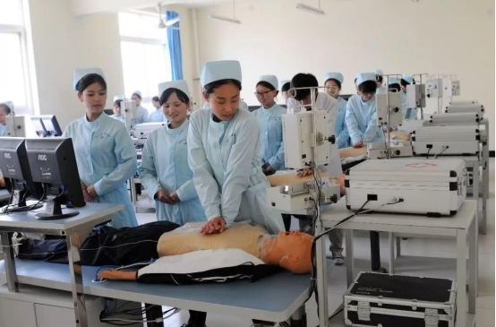 分数低女生选什么专业就业前景好,女生报考志愿冷门专业