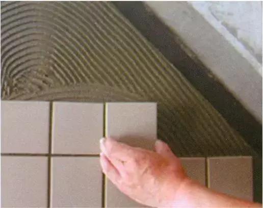 瓷砖胶和水泥混贴会掉吗,瓷砖胶和水泥效果一样吗