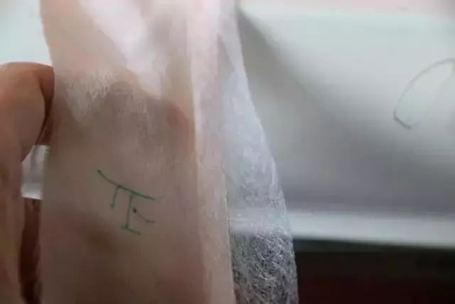 真丝手工卷边教程,真丝0.3卷下摆的卷边技巧