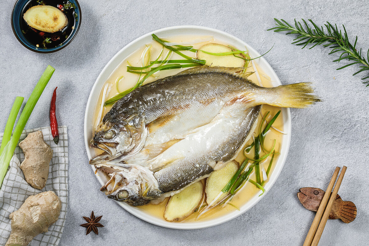 清蒸鱼要放什么调料才好吃,清蒸鱼适合放哪些调料