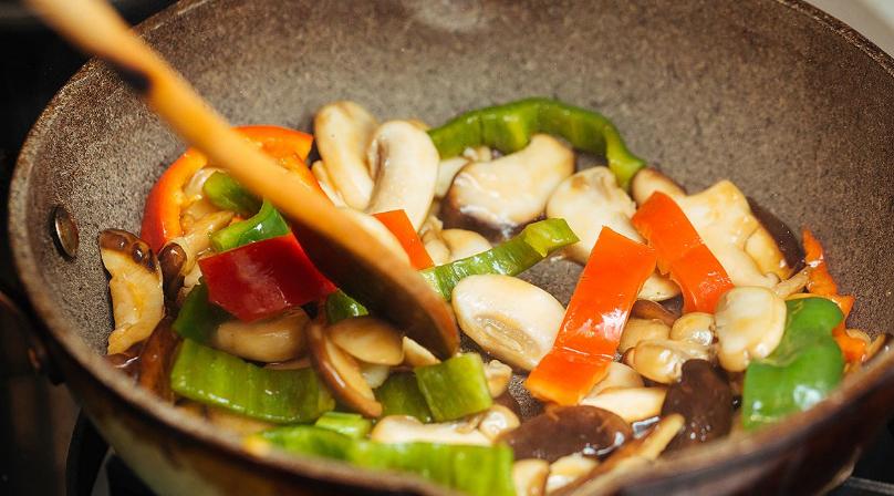 炒菜时油老往外溅,炒菜时怎么避免油到处溅