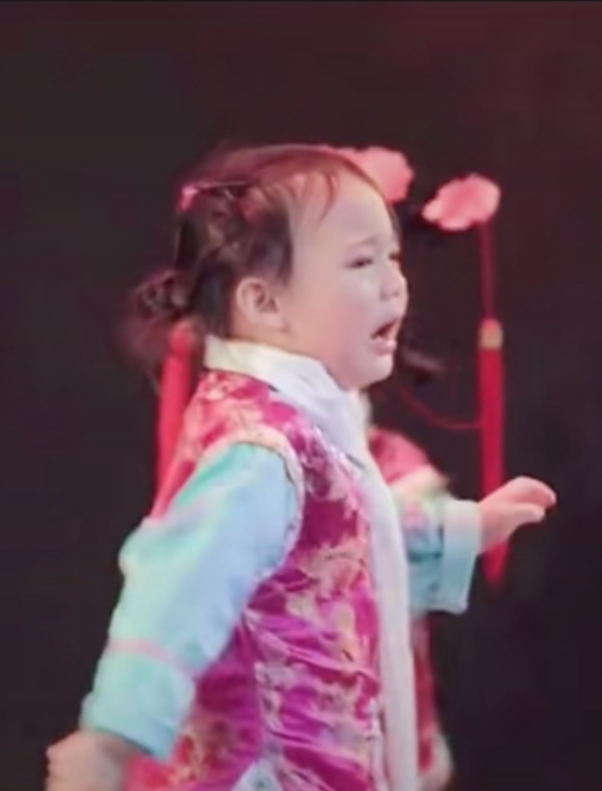 小萌娃哭得梨花带雨六一节视频,六一儿童节萌娃呆萌表情逗笑众人