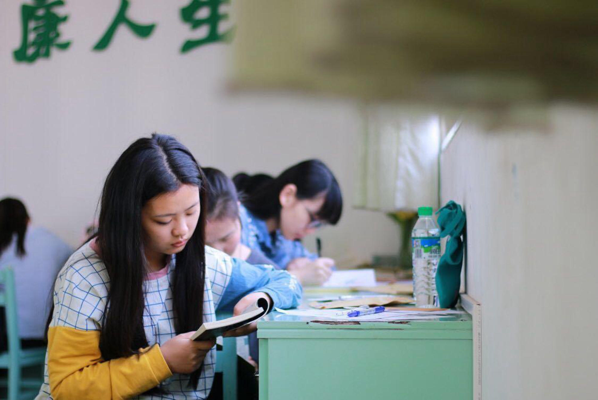 中学美女体育老师因身材走红，两个娃娃的辣妈，网友称想“上课”