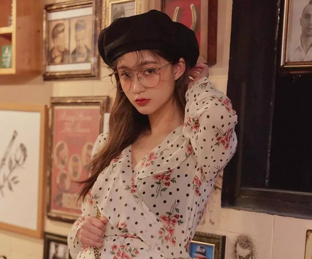 圆脸有刘海戴帽子怎么戴,圆脸怎样戴帽子好看