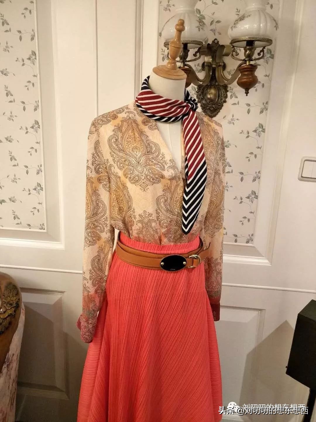 亮橘色穿搭,一日一look怎么搭配衣服