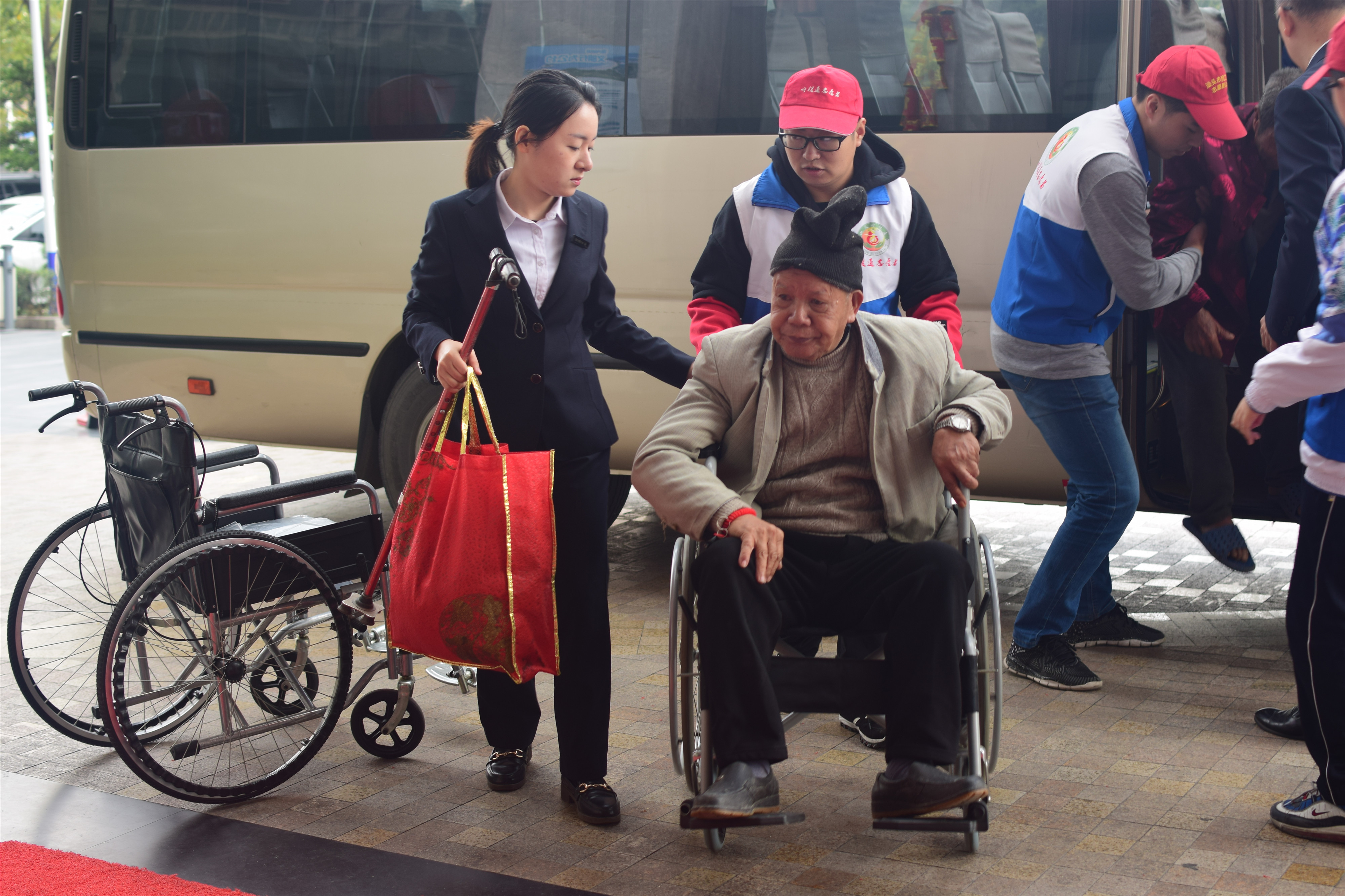 龙湖区第八个善待鳏寡百叟宴今举行铂晶大酒店多年资助大爱奉献