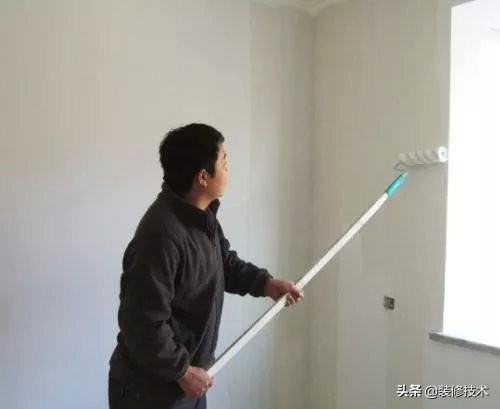 乳胶漆用什么方法刷好,墙面刷乳胶漆好还是喷乳胶漆好