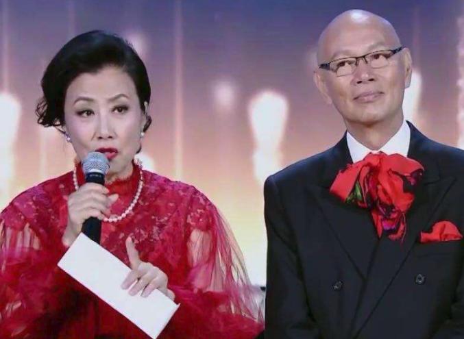 73岁老戏骨自曝患癌心酸事,手术后有漏尿现象,为解尴尬自制尿袋