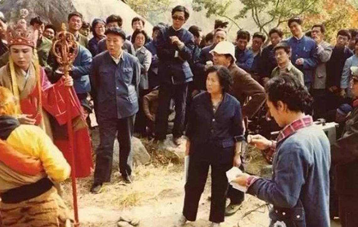 86版西游记总导演杨洁遗体追悼会,西游记导演杨洁给六小龄童示范