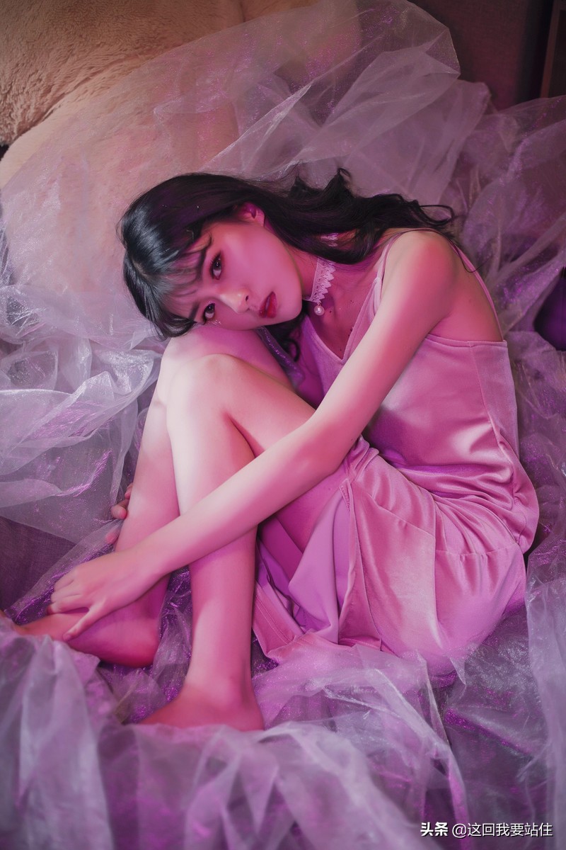 靓靓聊第160期:美女紫色灯光下呈现的一种非主流美,慵懒又高贵