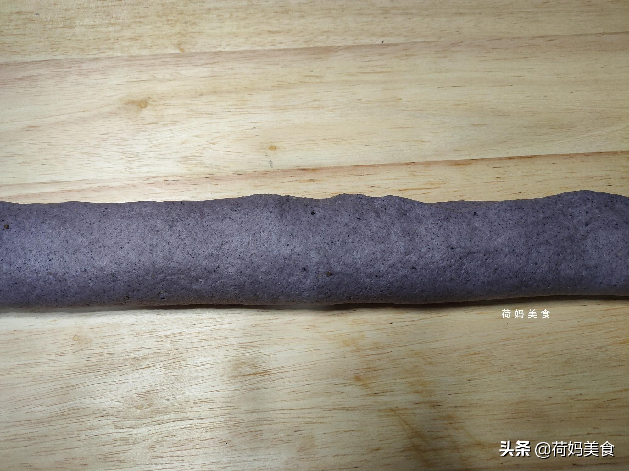 闺女不爱吃馒头,用黑米和糯米粉做面包