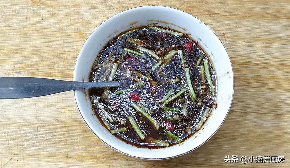 10分钟快速腌黄瓜条,酱黄瓜条怎么腌又脆又好吃