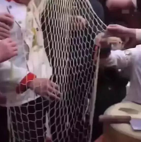 挑*刀战**工,一块面包切80片,中厨不说话拿出一截萝卜