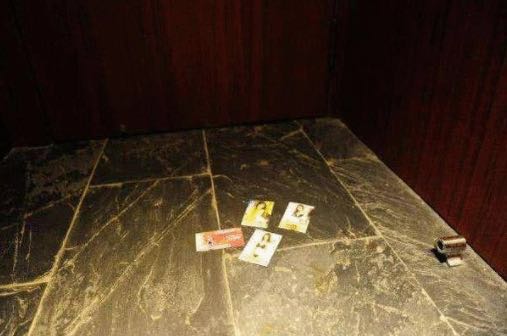 为什么一入住酒店就有小卡片,酒店里房间门口塞的小卡片可信么