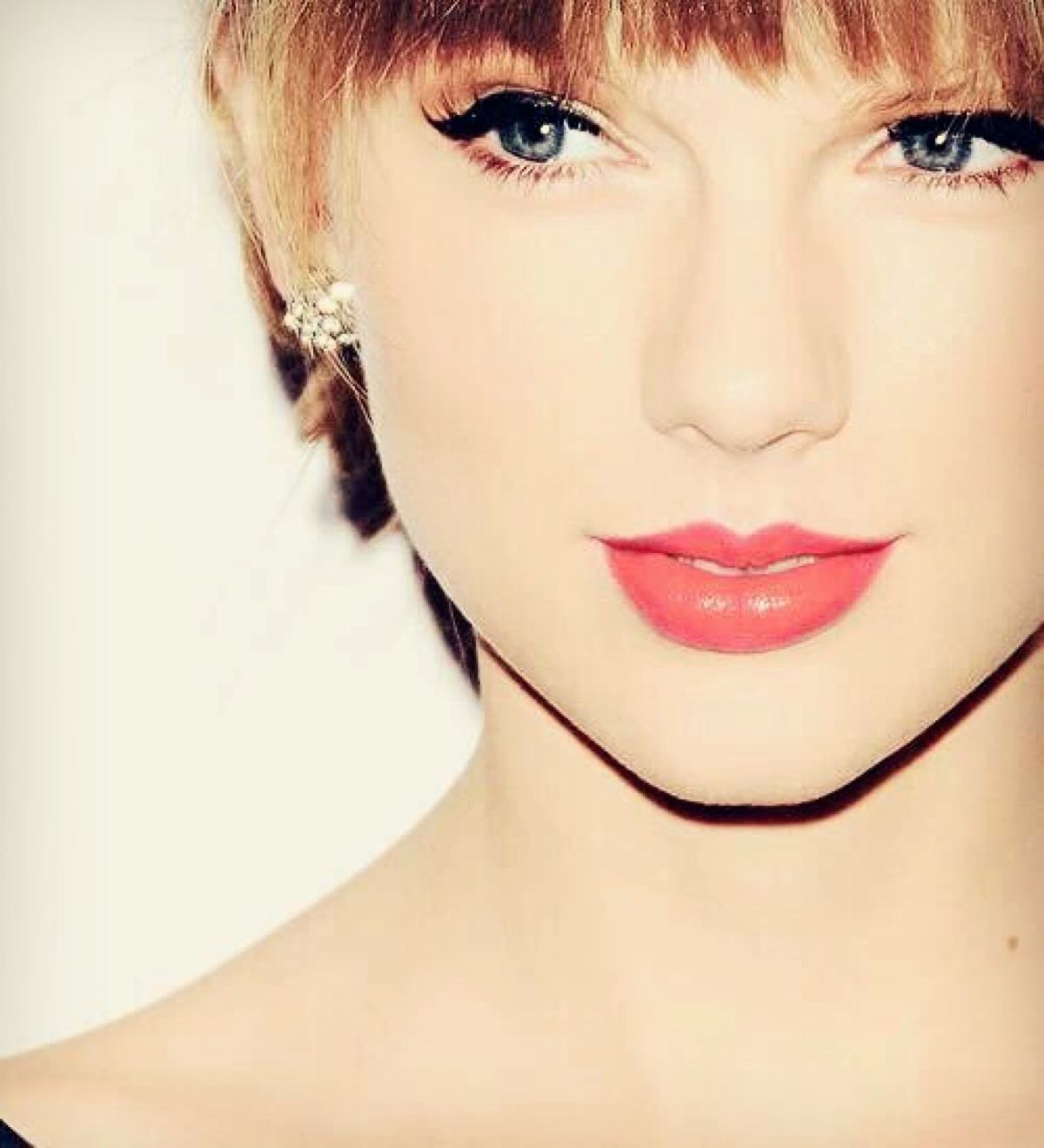 泰勒斯威夫特扔沙发,泰勒斯威夫特走出密林