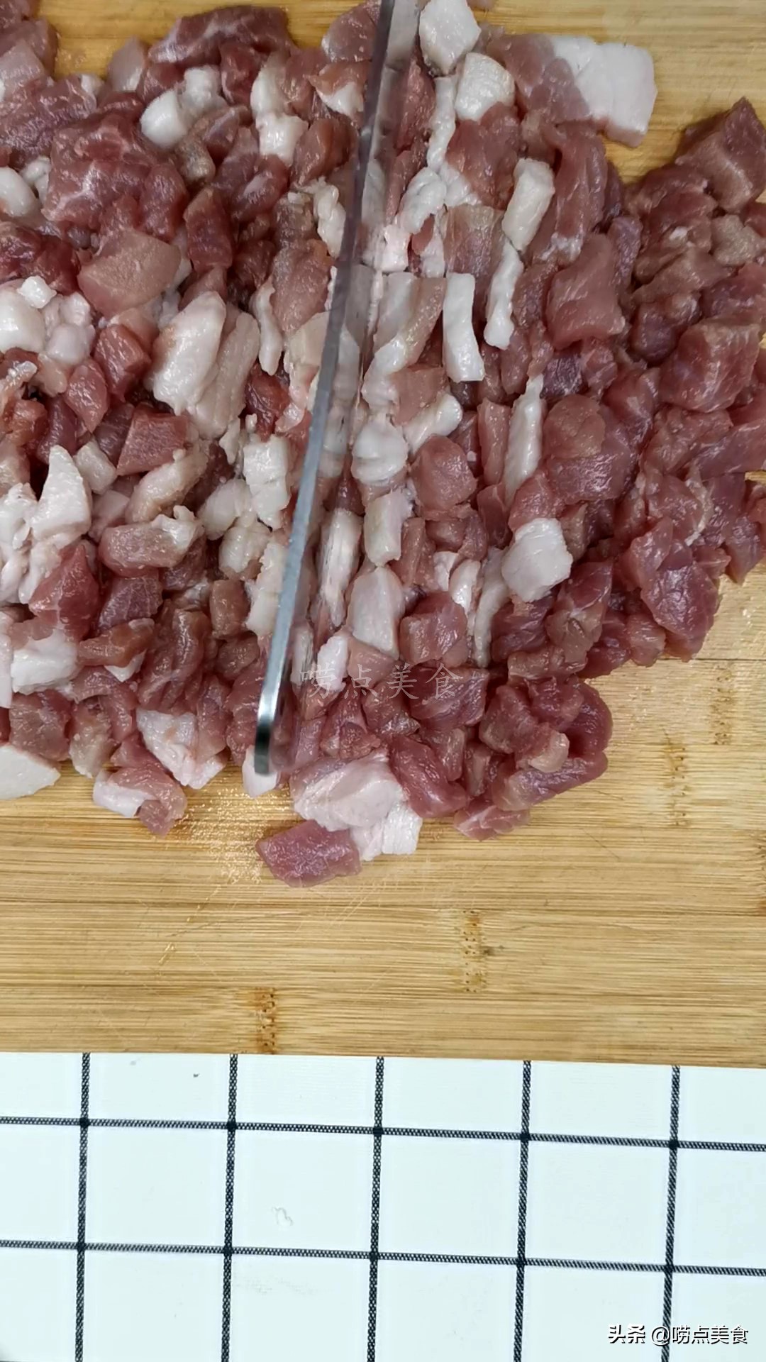 舌尖导演陈晓卿小龙虾,舌尖上的水煎包做法