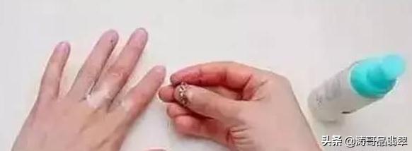 戒指戴手上摘不下来最快速的办法,戒指摘不下来用线摘是什么原理