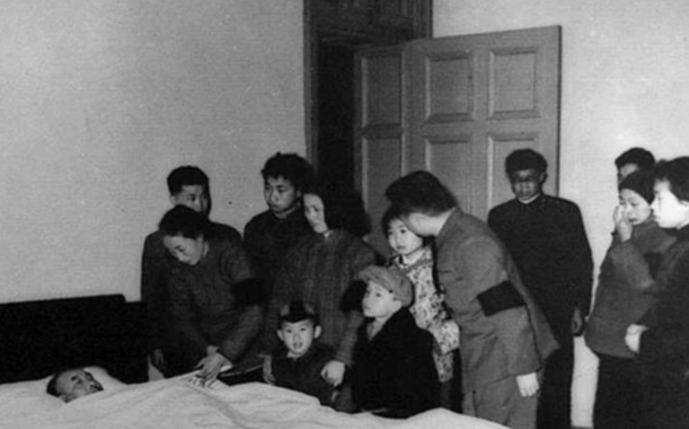 2010年,陈赓子女要求把父亲陵墓迁出八宝山,中央为何批示:同意