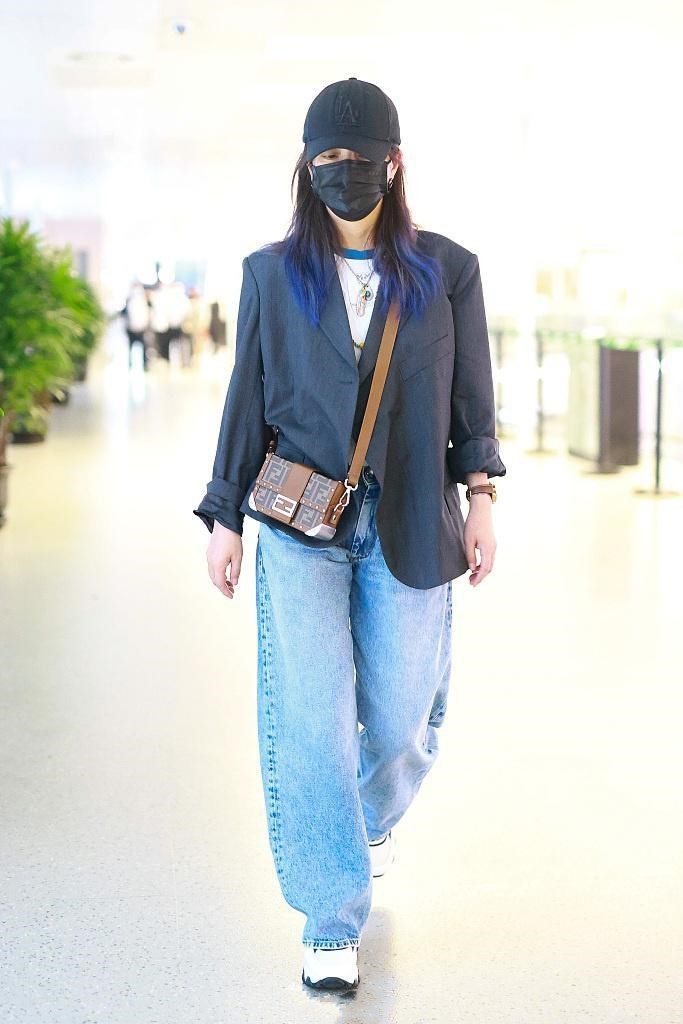 赵薇中长款西装,44岁赵薇的穿搭