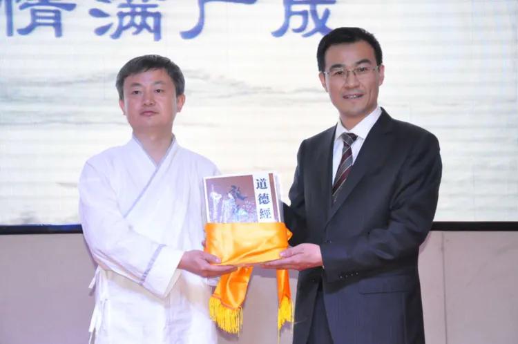 李醉：清到十分寒满地始知明月是前身