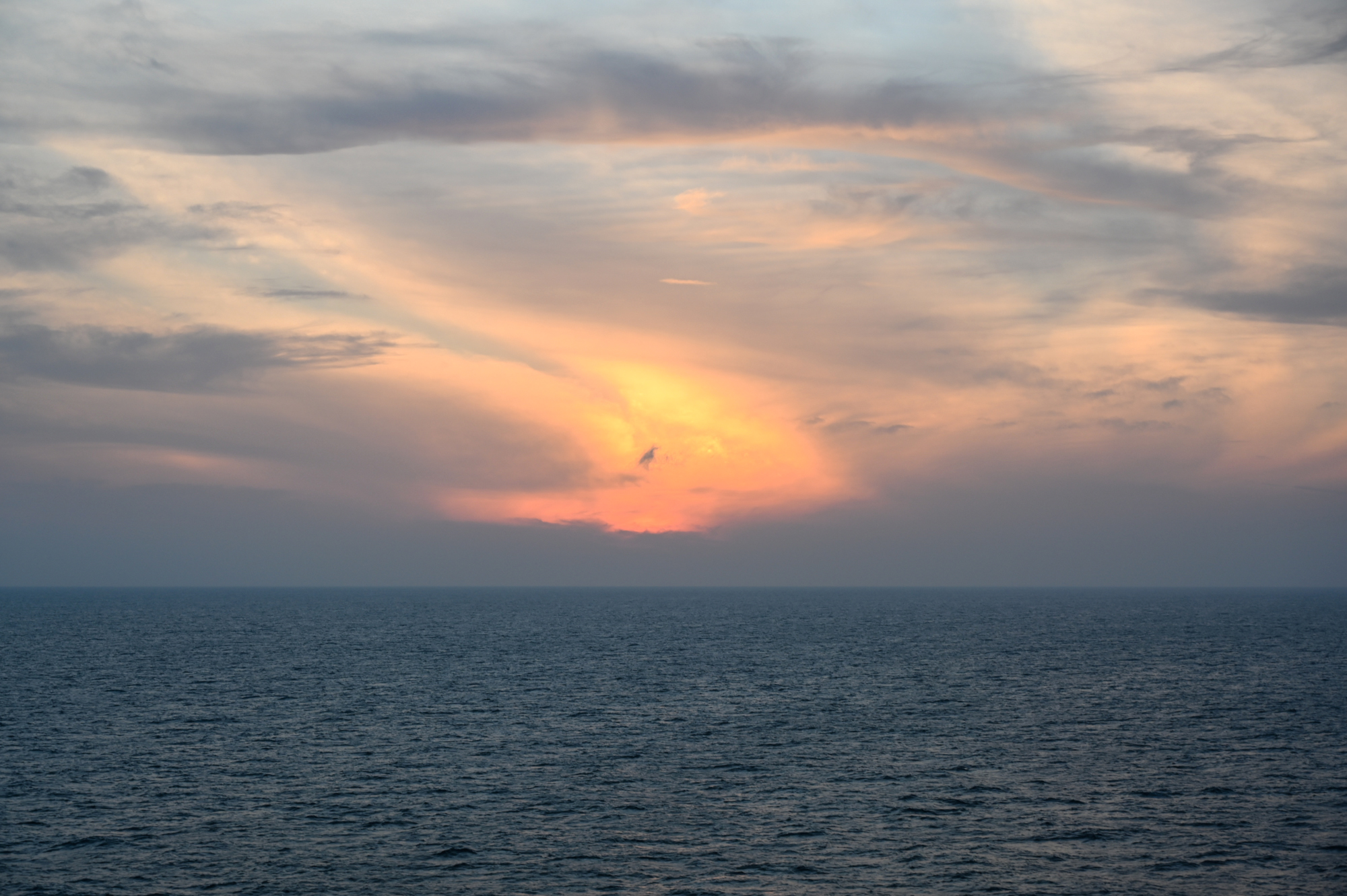 豪华游轮几月旅行比较好,乘坐豪华游轮全过程是什么感受