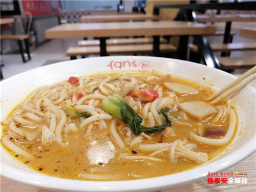 我说这是*安泰**一所大学里的餐厅,你信吗?