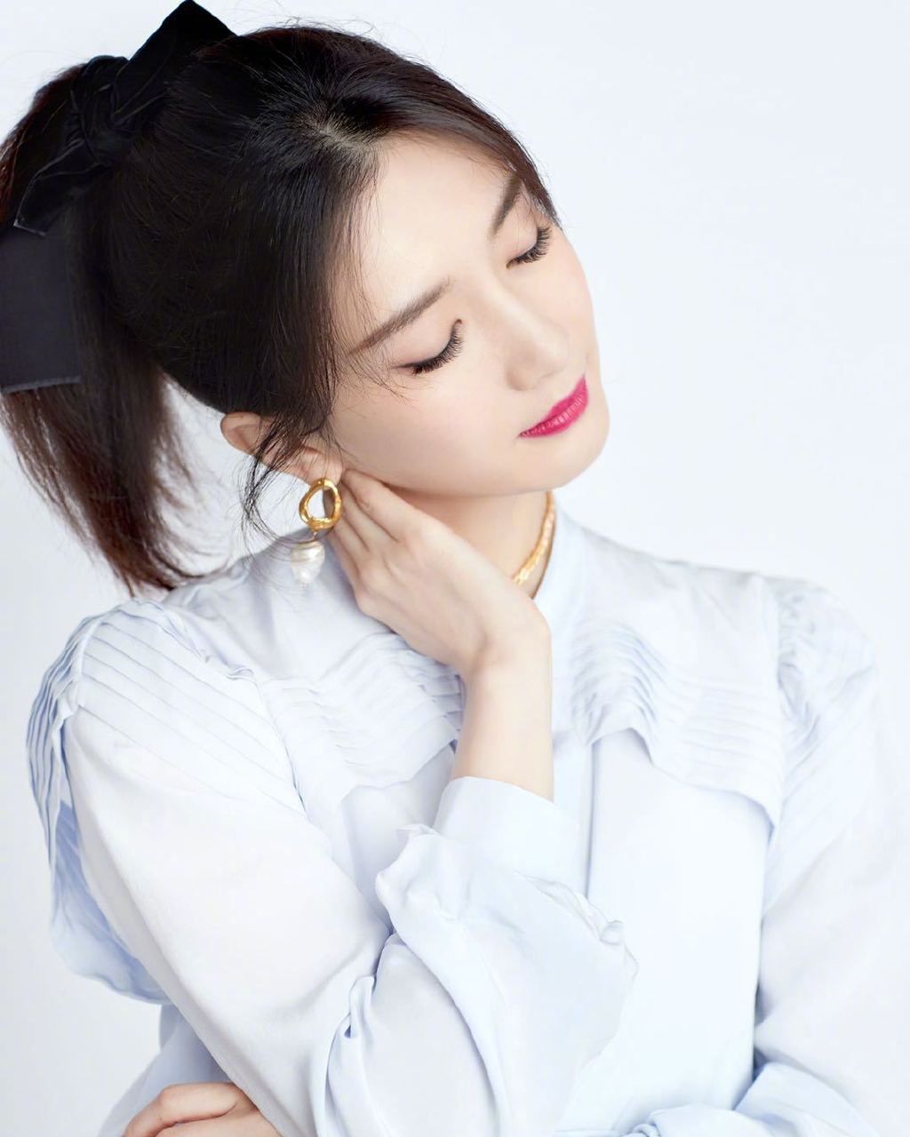 江疏影皮衣配衬衫耍酷,女士的法则江疏影绿衬衫