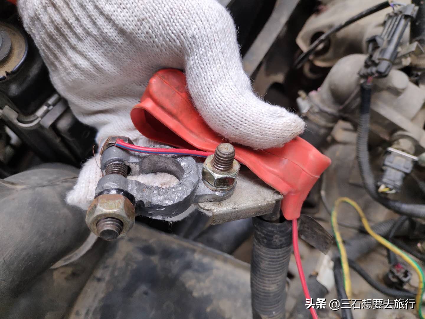 车辆停久了电瓶没电了如何自救,汽车电瓶没电自救方法正负极