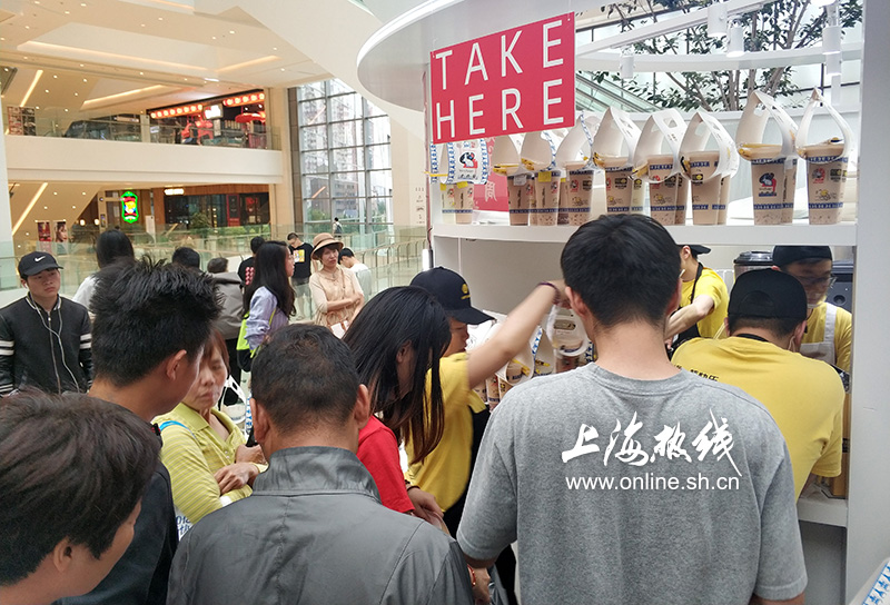 上海市民又疯狂了为了买这杯奶茶排4小时的队喜茶发来贺电
