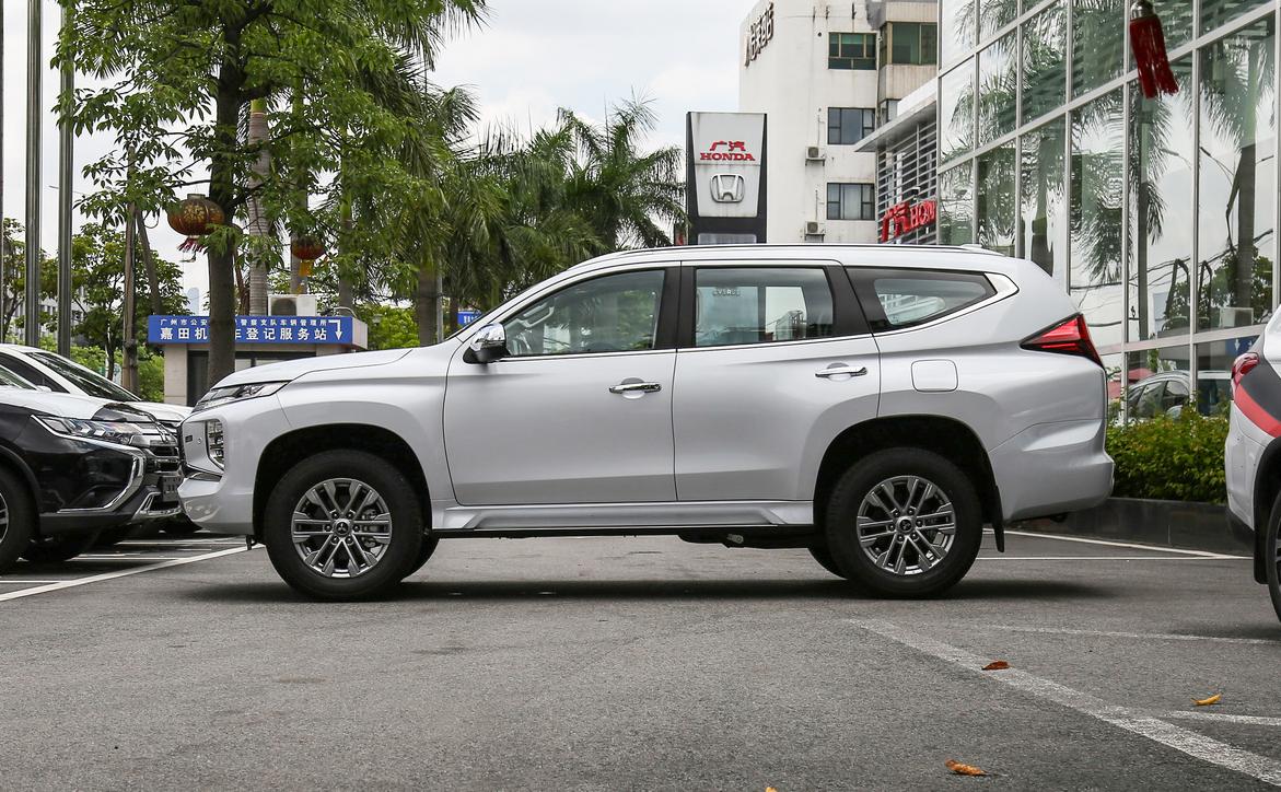 进口2022三菱帕杰罗劲畅四驱越野,三菱帕杰罗劲畅13万左右